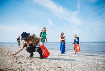 Opruimactie Camperduin � strand schoonmaken bij de Schoorlse duinen